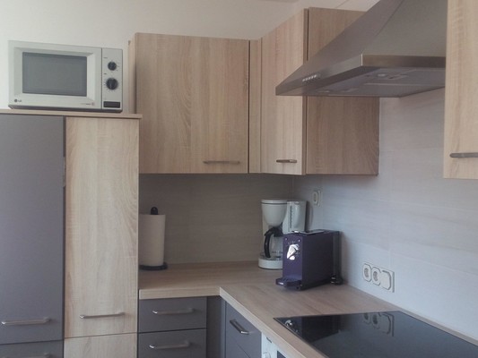 Flatzerhof - Küchenzeile mit Kaffemaschine und Küh