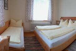 App 1, Schlafzimmer (1 Doppelbett, 1 Einzelbett)