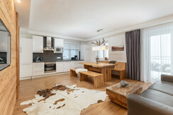 Top 1 bright and spacious eat-in kitchen