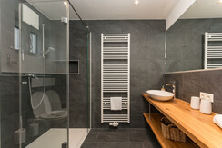 Top 1 bathroom en suite with shower and toilet