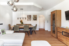 großzügiges Wohnzimmer