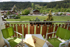 Balkon mit Blick in den Ort Ramsau