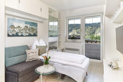 Wohn/SChlafraum mit gemütlichem Couchsessel