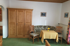 Gästehaus Kübler_App. 3 Schlafzimmer_DBZ Sitzecke