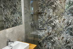 App. Orange Badezimmer mit Blick ins Schlafzimmer