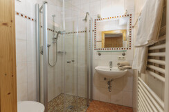 App. Blau Badezimmer mit Dusche