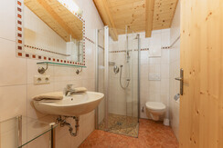 App. Rot Badezimmer mit WC