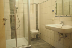 geräumiges Badezimmer