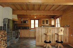 geräumige Küche mit Holzofen