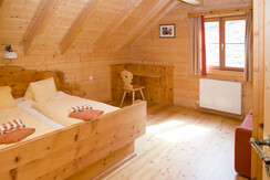 Schlafzimmer mit rustikalen Zirbenmöbeln