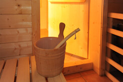 Saunabereich mit Dusche und Infrarotkabine