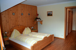 Dreibett-Erholung-Natur-Urlaub-im-Gasthof-zum-Gams