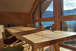 moderner, großer Esstisch