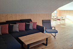 großes Wohnzimmer mit viel Platz zum relaxen