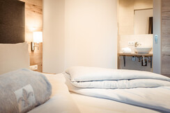 Gust Sky - en-suite bathroom (Top 9 +10)