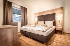 Gust Sky - Bedroom with double bed (Top 9 +10)