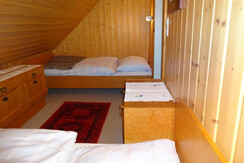 Kinderzimmer durch Türe getrennt