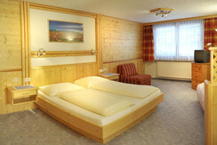 Schlafzimmer mit 3 Betten