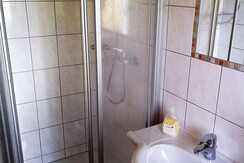 Dusche und Bad
