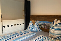 ZIMMER 1: Kinderbett