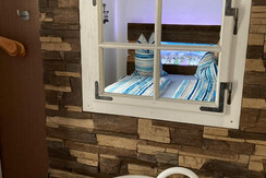 ZIMMER 1: Bett mit Waschbecken