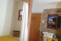 ZIMMER 2: Doppelbett u. Einzelbett