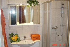 Dusche mit Toilette, Gästetoilette extra