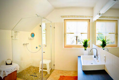 grosses Bad mit Dusche und WC