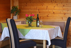 Gemütlicher Esstisch im Appartement Silberdistel