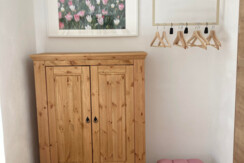 Schrank mit Kleiderstange