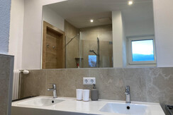 Badezimmer mit Dusche WC