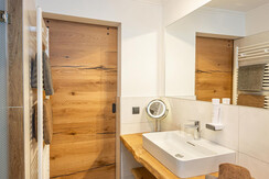 Badezimmer Schlafzimmer 1