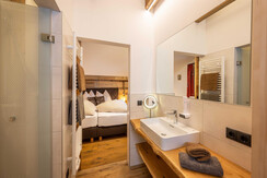 Badezimmer Schlafzimmer 1