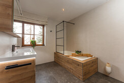 Badezimmer mit Badewanne