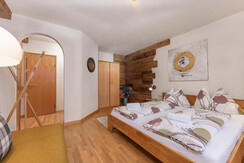 Schlafzimmer mit WC und Badezimmer