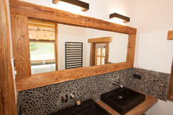 Mountain Hideaway Lodge - Bad mit schwarzem Wascht