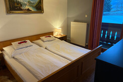 Schlafzimmer mit Doppelbett