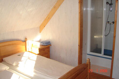 Schlafzimmer samt Dusche