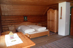 Innen-Ansicht-Potzalm-im-Naturpark-Sölktäler-in-de