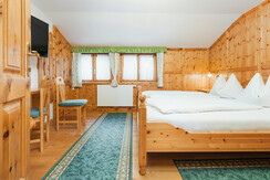 Zirbenwohnung Schlafzimmer 1