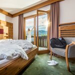 Photo of double room with shower, bathtub, WC