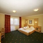 obrázek room with 4 beds with shower, WC