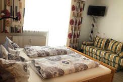 Blumen Studios_Hauser Kaibling_Doppelbett und Couc