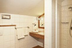 Doppelzimmer Bad2