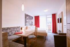 hotel-planai-zimmer-balkon-sitzecke-tv-schladming