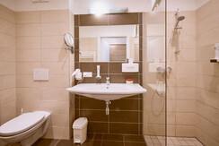 hotel-planai-badezimmer-dusche-schladming