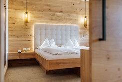 Gemütlichtes Bett in Steirer Suite