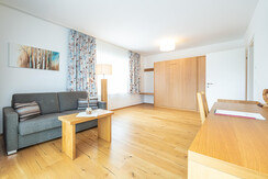 Wohnbereich mit Schrankbett Suite Kochofen