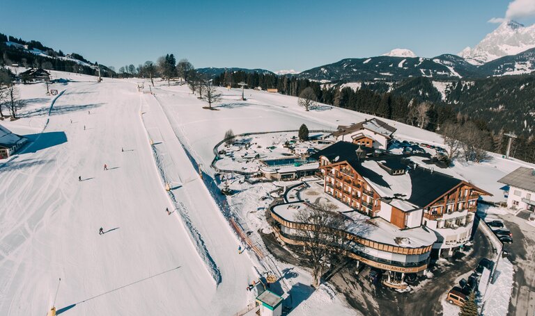 Hotel liegt direkt an der Skipiste.