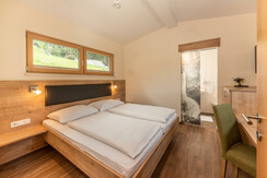 Doppelzimmer mit Blick ins Badezimmer